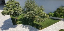 Bakıxanov qəsəbəsində əla təmirli  ev satılır. 4 yataq, 2 qonaq otaqlari, -3