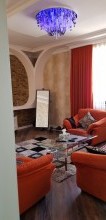 Bakıxanov qəsəbəsində əla təmirli  ev satılır. 4 yataq, 2 qonaq otaqlari, -11