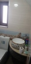 Bakıxanov qəsəbəsində əla təmirli  ev satılır. 4 yataq, 2 qonaq otaqlari, -19