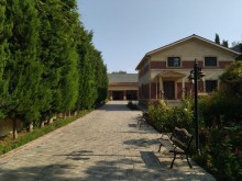 Novxanı qəsəbəsi elit məhəllədə  14 sot ərazidə təmir villa satılır., -17