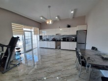 Villa suvalan. Şüvəlanda qəsəbəsində, 1 mərtəbəli, ümumi tikili sahəsi 200 kv-m, -7