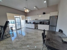 Villa suvalan. Şüvəlanda qəsəbəsində, 1 mərtəbəli, ümumi tikili sahəsi 200 kv-m, -18