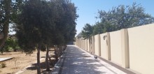 Bilgehde villa sahəsi 300 kv-m olan, 50 sot torpaq sahəsində, dənizdən 600 metr, -9