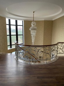 Bilgehde villa sahəsi 300 kv-m olan, 50 sot torpaq sahəsində, dənizdən 600 metr, -15