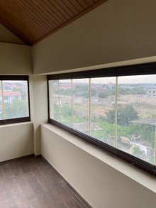 Bilgehde villa sahəsi 300 kv-m olan, 50 sot torpaq sahəsində, dənizdən 600 metr, -17