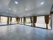 Merdekanda Bravo marketde 7-8 deqiqe avtomobil yolu olan villa, -18