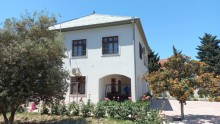 Aparat bağlarının girəcəyində əsas yoldan 100 metr məsafədə sakit məhəllədə bag evi satilir, -10