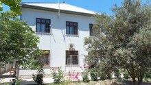 Aparat bağlarının girəcəyində əsas yoldan 100 metr məsafədə sakit məhəllədə bag evi satilir, -11