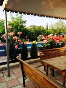 Aparat bağlarının girəcəyində əsas yoldan 100 metr məsafədə sakit məhəllədə bag evi satilir, -15