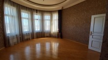 Novxanida 3 mertebeli aglayli villa satilir, -12