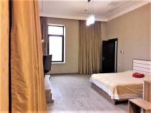 Şüvalan Parkdan dəniz yolunda 1 mərtəbəli qapalı hovuzlu və əşyalı villa satılır, -20