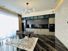 Baku, courtyard house with 4 rooms in Mardakan settlement, -18
