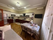 Bakıxanov qəsəbəsində təmirli ev satılır. Villa Asan, -7