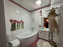 Bakıxanov qəsəbəsində təmirli ev satılır. Villa Asan, -17