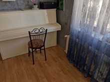 For sale: A two-story courtyard house near Qara Qarayev and Neftchilar metro stations, -16