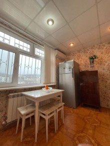 Qubanın mərkəzində, H.Əliyev prospektində iki mərtəbəli ev satılır., -7