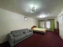 Qubanın mərkəzində, H.Əliyev prospektində iki mərtəbəli ev satılır., -9