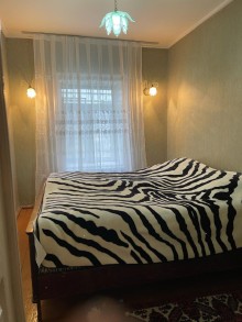 Qubanın mərkəzində, H.Əliyev prospektində iki mərtəbəli ev satılır., -11