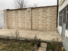 Qubanın mərkəzində, H.Əliyev prospektində iki mərtəbəli ev satılır., -19