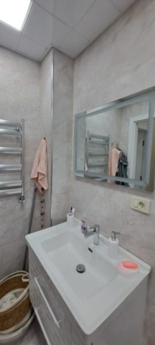 İnşatçılar prospekti,Statistika komitəsinin yanı Köhnə Tikili, -6